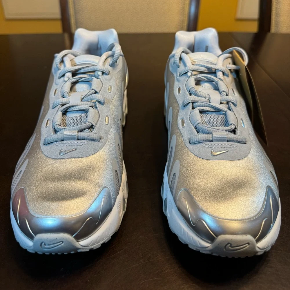 New Nike Air Max DN8 Metallic Silver Sneaker Shoes Size US 7 W / 5.5 M